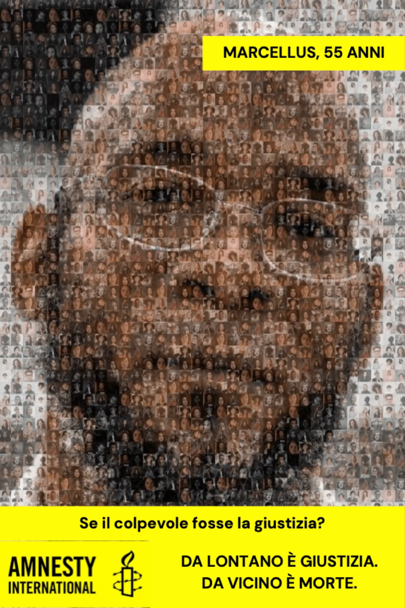 Manifesto con la stessa struttura: il volto a mosaico di un uomo con gli occhiali, la fascia «MARCELLUS, 55 ANNI», la headline e il payoff.