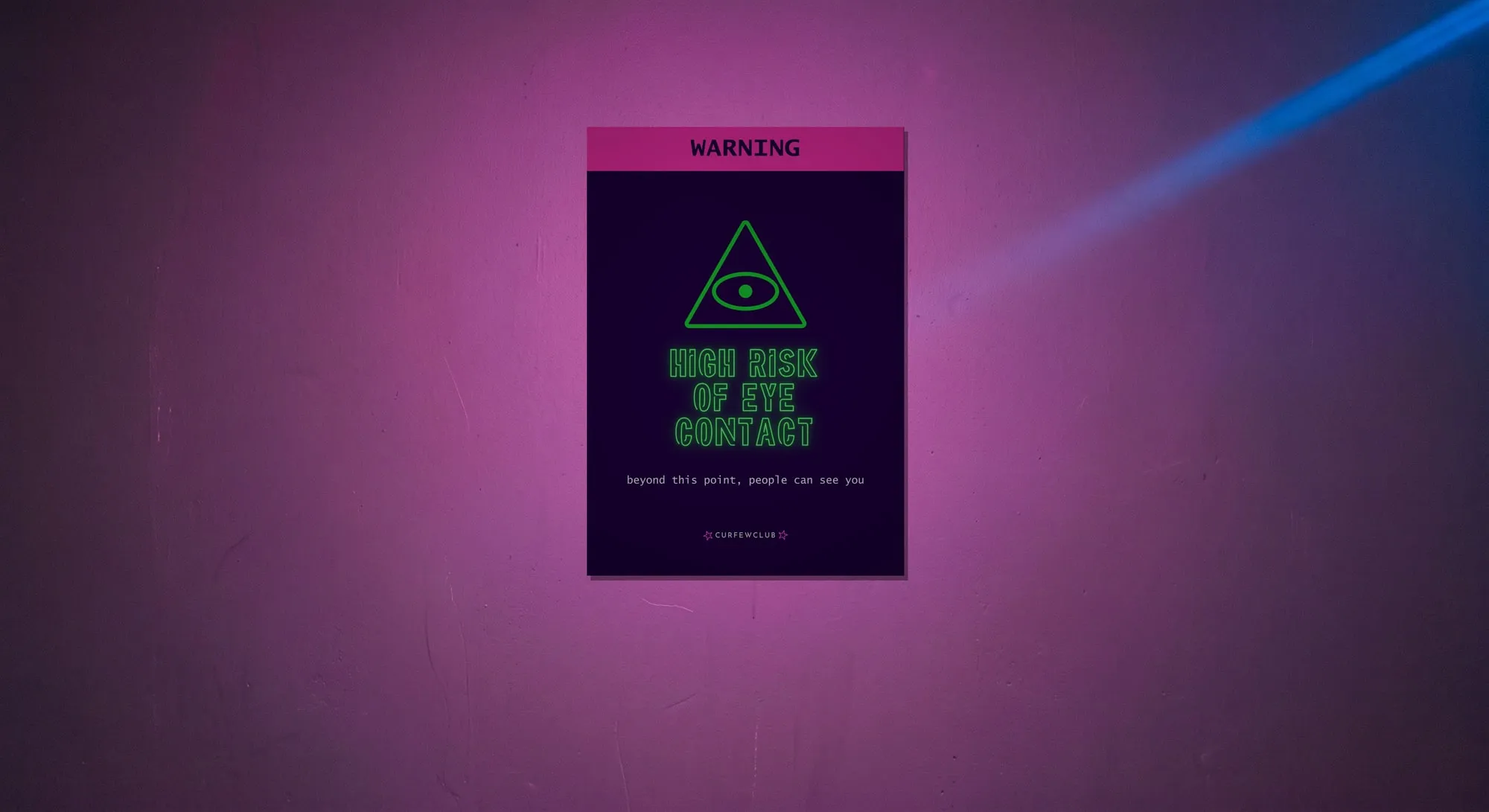 Un muro scuro di locale attraversato da luce magenta, con un raggio blu che entra da destra. Al centro, appeso, un cartello A4: fascia magenta in cima con la parola «WARNING», sotto un triangolo con un occhio disegnato in contorno di neon verde, il titolo «HIGH RISK OF EYE CONTACT» e in fondo la riga «beyond this point, people can see you».