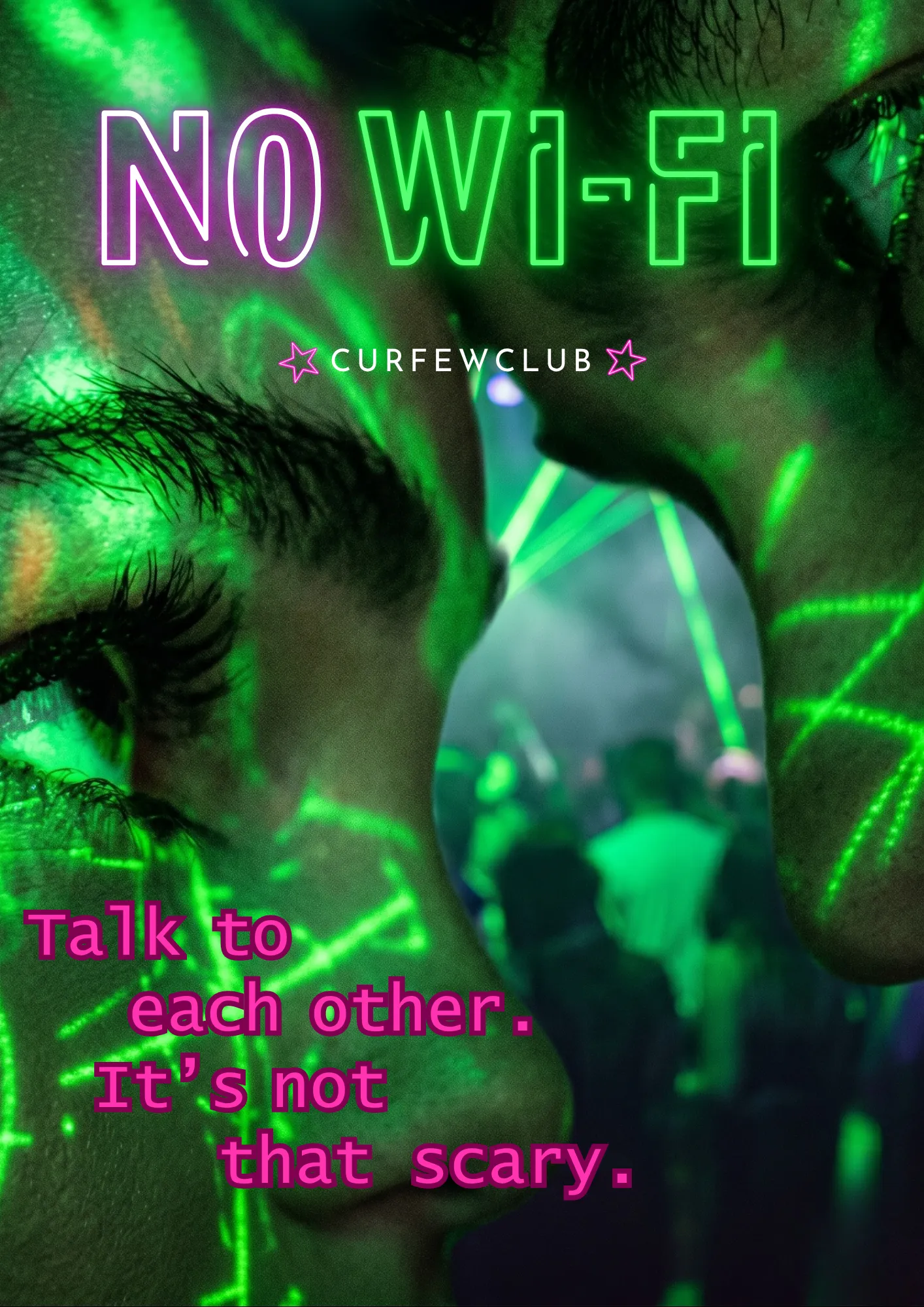 Poster verticale. Il primo piano del profilo di una persona illuminato da luce verde, con i raggi laser di una pista riflessi sulla pelle. In alto il titolo «NO WI-FI», dove «NO» è in contorno bianco e «WI-FI» in contorno di neon verde; sotto, il marchio CURFEWCLUB fra due stelle magenta. In basso a sinistra, in magenta: «Talk to each other. It's not that scary.»