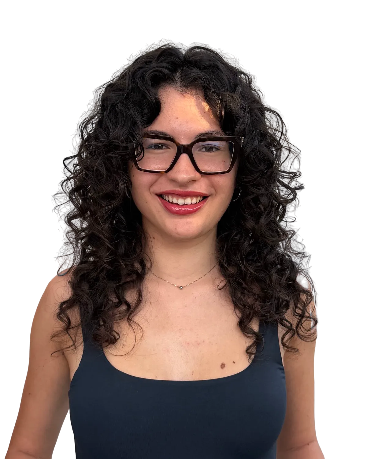 Sara sorride: capelli ricci scuri e lunghi, occhiali dalla montatura squadrata e spessa, canotta blu scuro.